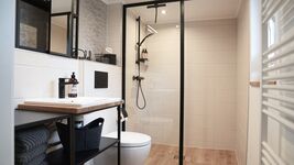 Badezimmer mit ebener Dusche