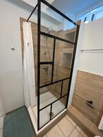 Eigenes Badezimmer mit Dusche und WC