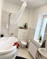 Badezimmer 1 mit Badewanne und WC