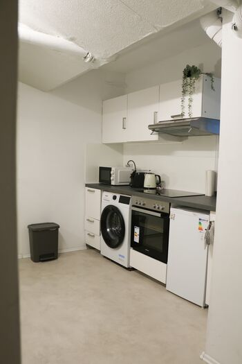 Küche mit Waschmaschine und Herd // Kitchen with stove and washing machine