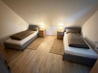 Schlafzimmer 2 links