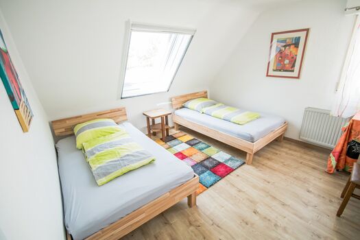 Geräumiges Schlafzimmer mit Komfortbetten