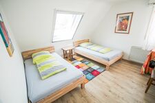 Geräumiges Schlafzimmer mit Komfortbetten