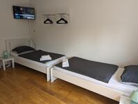 Schlafraum mit zwei Einzelbetten und TV