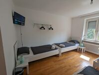 Schlafraum mit zwei Einzelbetten und TV