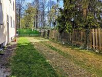 Grünfläche neben dem Haus