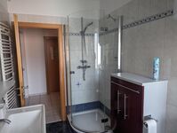 Badezimmer mit Dusche