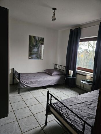 Schlafzimmer mit zwei Einzelbetten