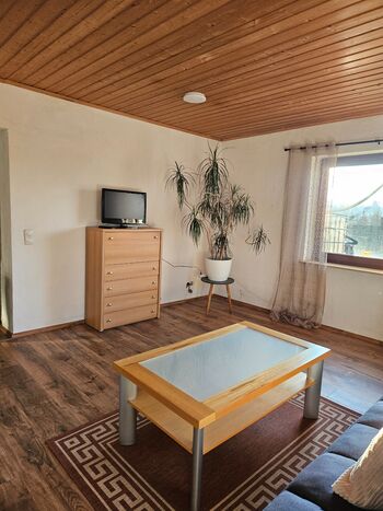 Wohnzimmer mit Fernseher 