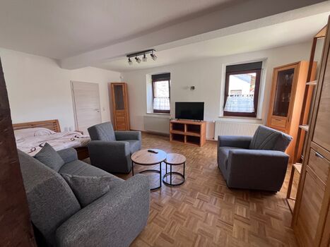 Wohnzimmer mit weiterem Bett