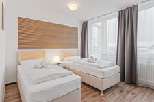 Doppelzimmer mit Einzelbetten und Balkon