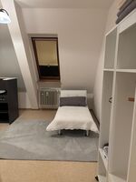 Zimmer 3 ( 2.Zimmer in großer Wohnung mit Küche und Bad)