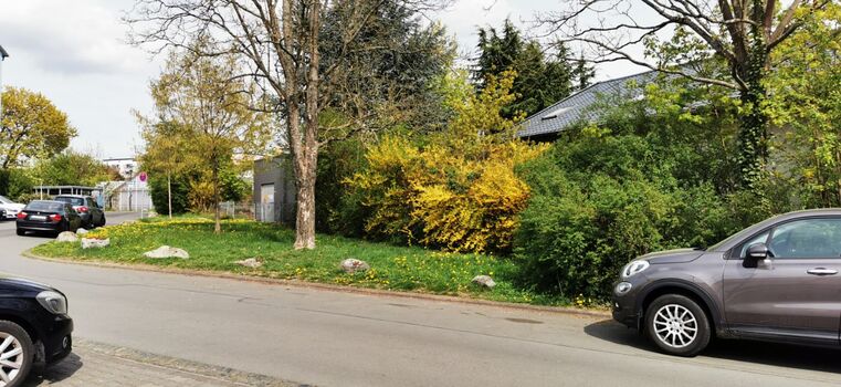 große Parkplätze direkt hinter dem Haus