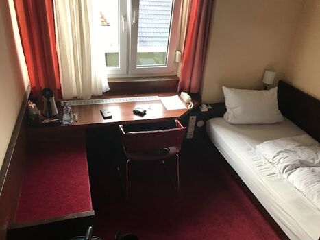 Hotelanlage,35 EZ und 10 DZ mit 50 Parkp,langfristig an Monteure/Student Bild 2