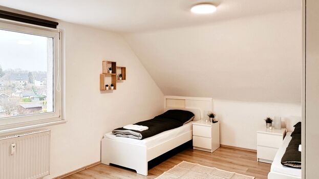 Monteurwohnung mit Balkon und Wohnzimmer Bild 2