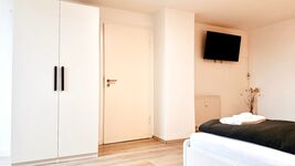 Monteurwohnung mit Balkon und Wohnzimmer Bild 7