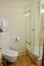 Eigenes Badezimmer mit Dusche.