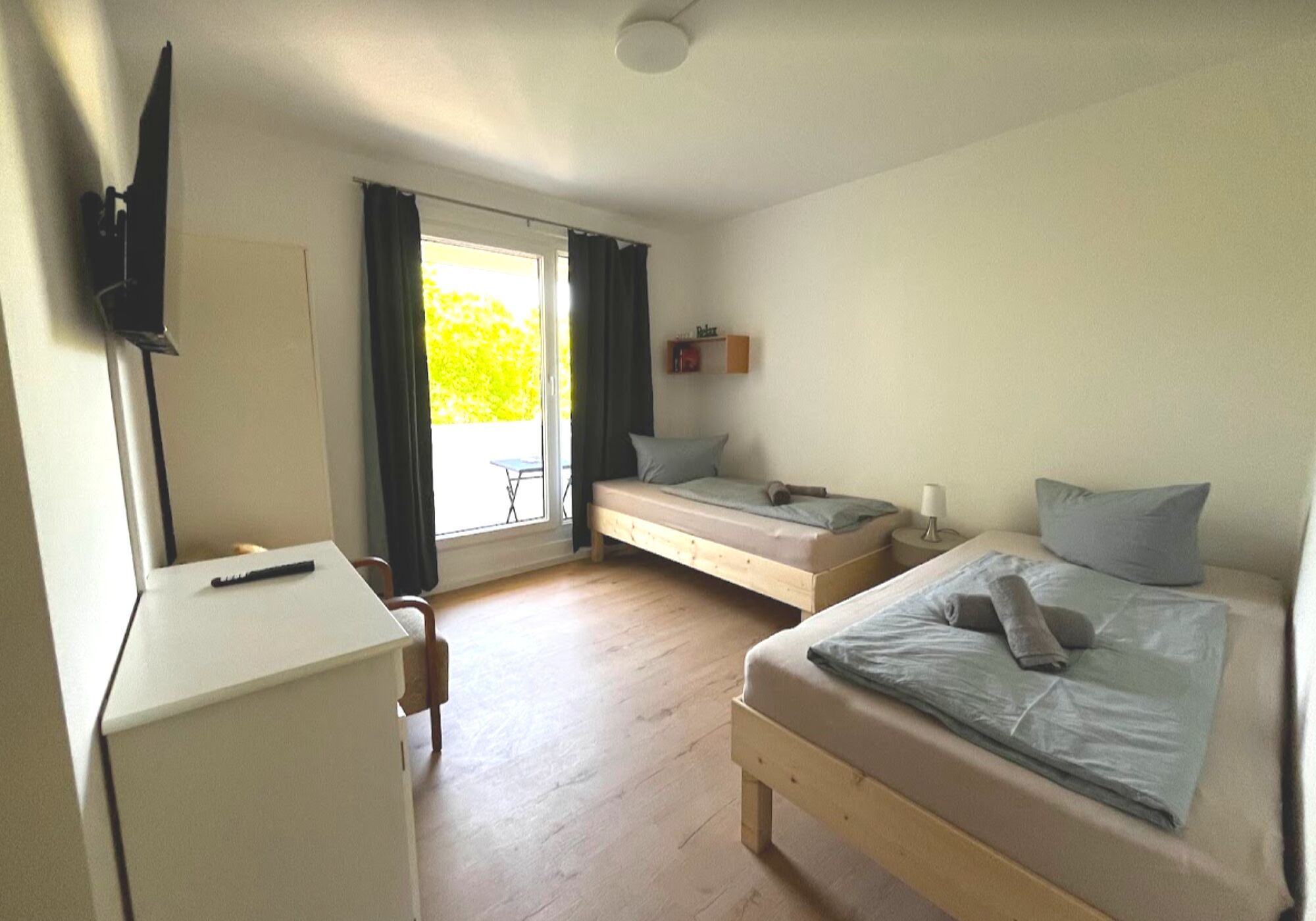 großes Zimmer mit Balkon (2-Bett-Zimmer)