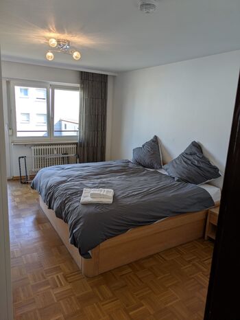 Schlafzimmer mit Doppelbett und Zustellbett
