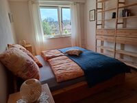 Schlafzimmer mit großem Doppelbett