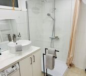 Neuwertiges, modernes Bad mit großer Dusche, Waschbecken, Waschmaschine, WC extra und Zentralheizung