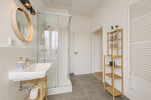 Badezimmer mit Dusche und Waschtrockner