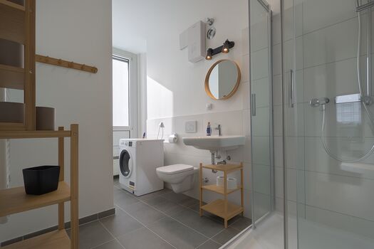 Badezimmer mit Dusche und Waschtrockner