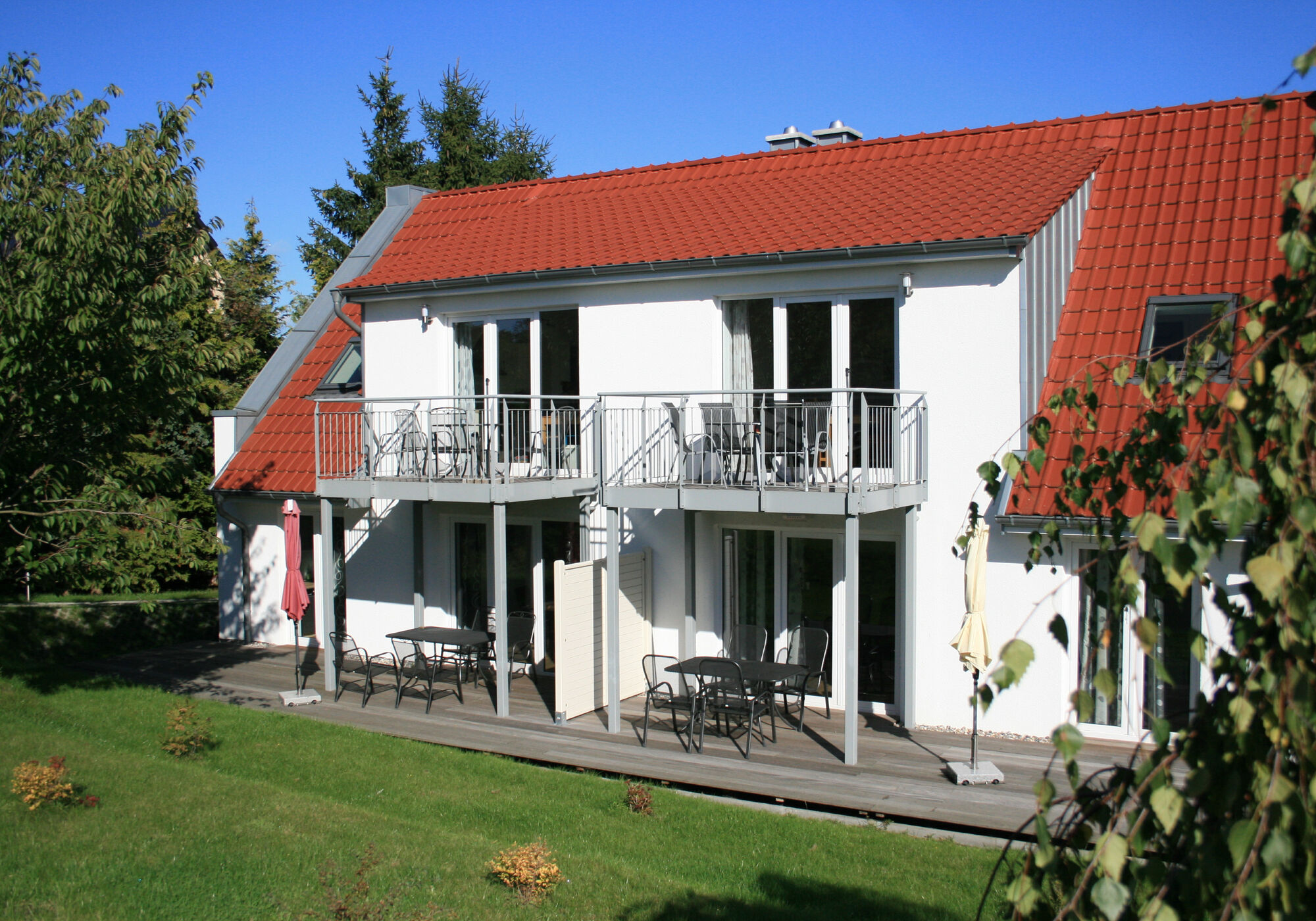 Blick auf Terrassen und Balkons Ferienhaus Achter-Rachter