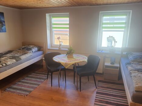 Zimmer mit 2 getrennten Betten und gemütlicher Sitzgruppe