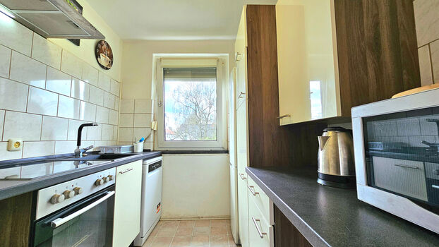 4-6 Leute mit Garten und Parkplatz vor dem Haus Bild 2