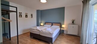 Schlafzimmer mit Balkon / Sonnenberg 3 BR