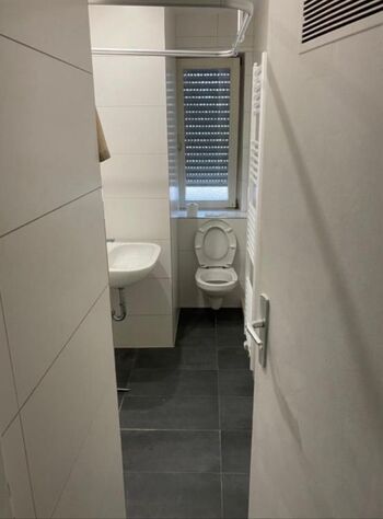 Bad mit Dusche und WC