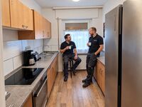Küche mit großem Kühlschrank