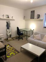 Gemütliches Möbliertes Zimmer Bild 1