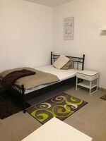 Gemütliches Möbliertes Zimmer Bild 2