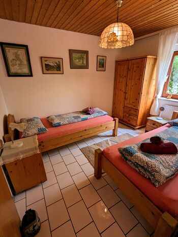 Schlafzimmer im UG mit 2 Einzelbetten 