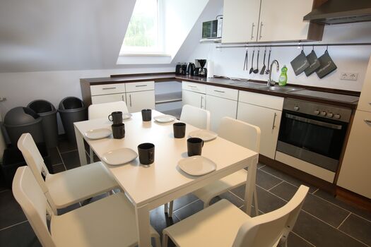 Essbereich und moderne Küche, voll ausgestattet