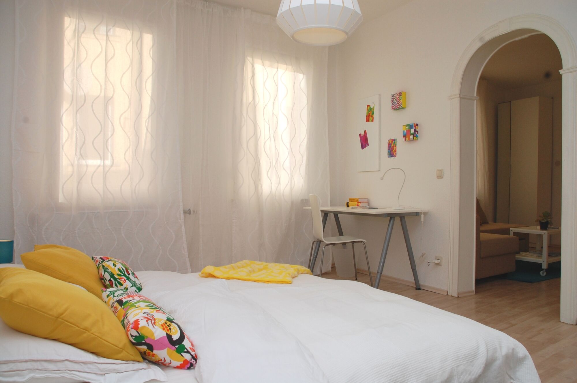 Blick vom Schrank auf die Fenster