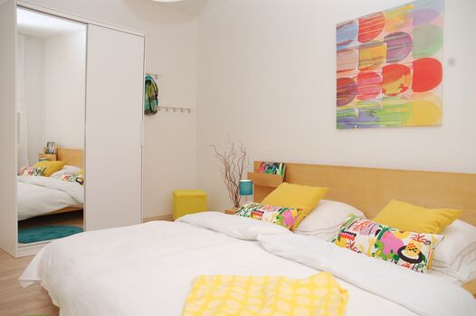 Blick vom Fenster auf den Schrank