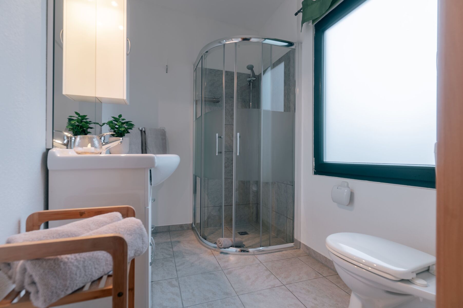 eigenes Bad mit Dusche und WC