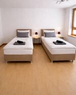 Schlafzimmer mit 2 Einzel Boxspringbetten 90x200cm