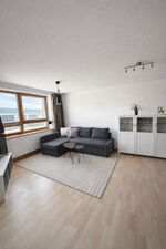 Wohnbereich mit Schlafcouch und TV