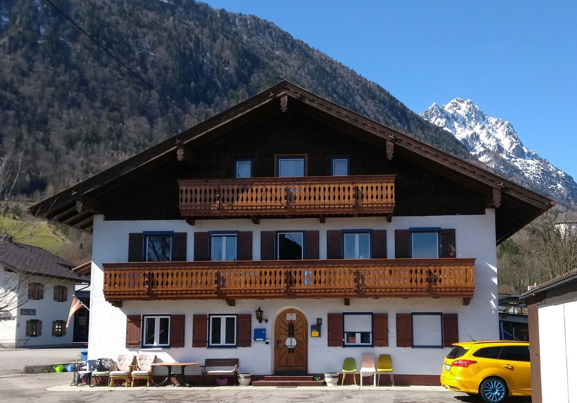 Frontansicht vom Parkplatz auf dem Innenhof