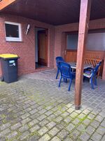  Eingang mit überdachtem Sitzbereich und Abstellraum