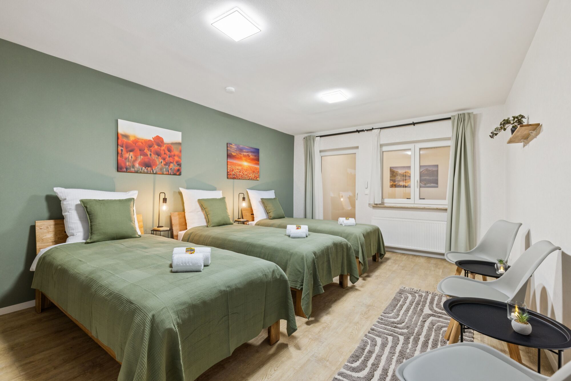 3-Bettzimmer mit getrennten Betten, Sitzbereich, Blick in überdachten Bereich