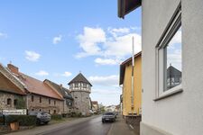 rechts: Unterkunft Hausnummer 3, links: beliebte Gaststätte gegenüber