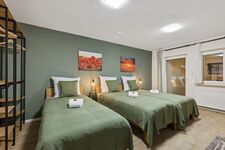 3-Bettzimmer, mit Einzel- und Doppelbett sowie Sitzbereich und überdachter Außenbereich, auch als Familienbett möglich