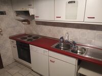 Große voll ausgestattete Küche mit Geschirrspüler 