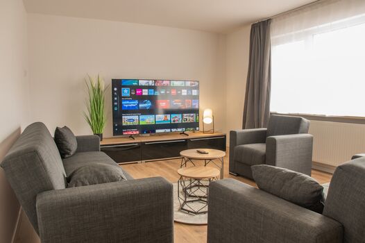 Wohnzimmer mit 75" Smart TV