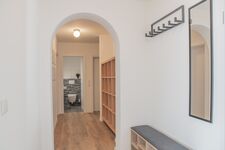 Flur im Apartment mit Garderobe